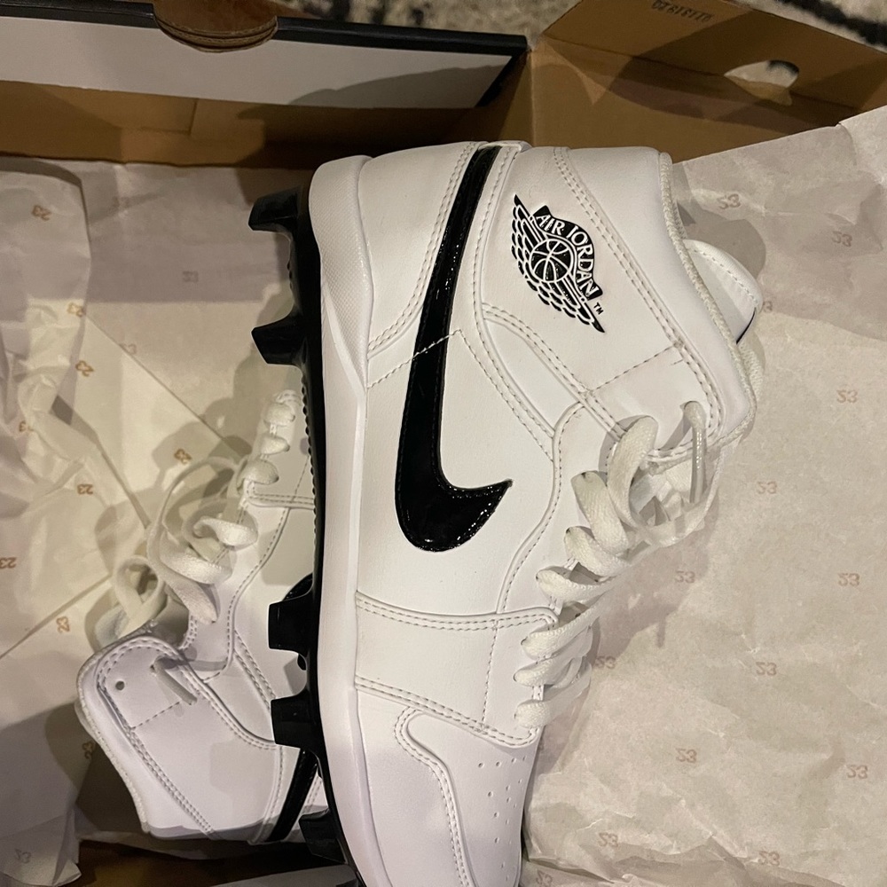 SOLD !    SOLD !  Nike Baseball Retro 1 size 8 brand new in box